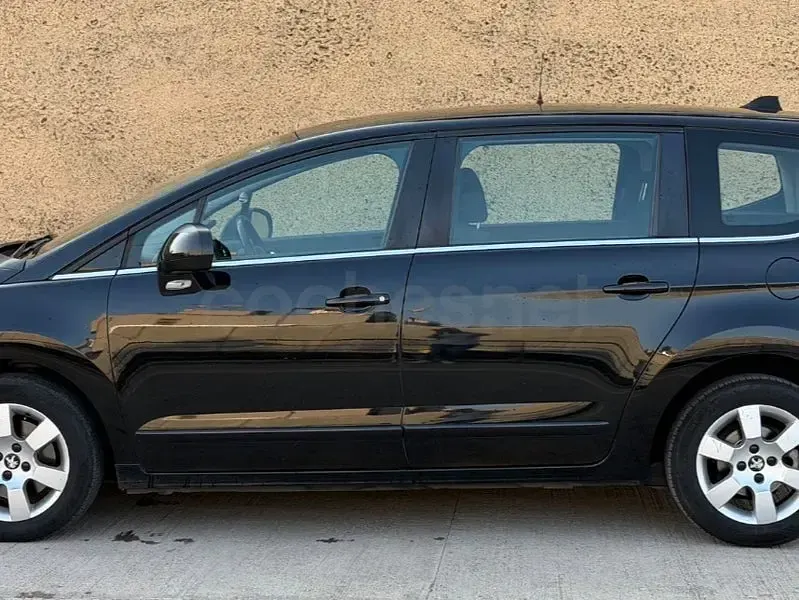 Usado Peugeot 5008 Active 120 CV (88 kW) 2016 Negro Monovolumen