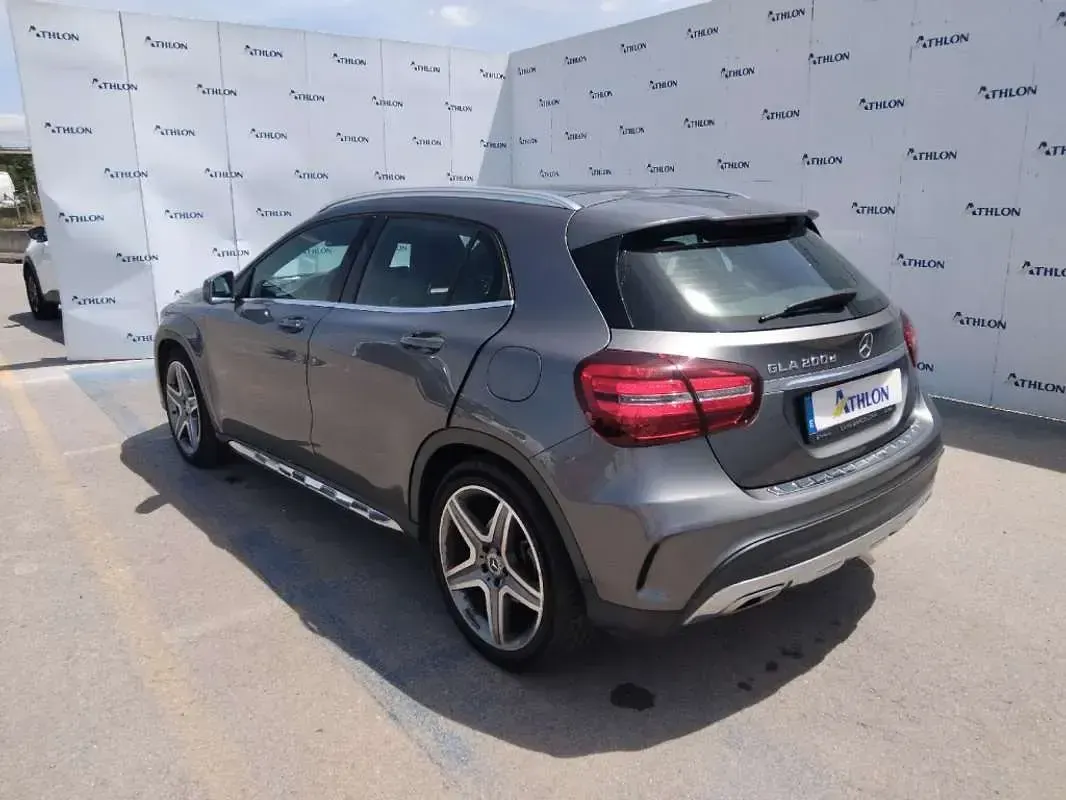 Usado Mercedes GLA200 136 CV (100 kW) 2020 Gris SUV