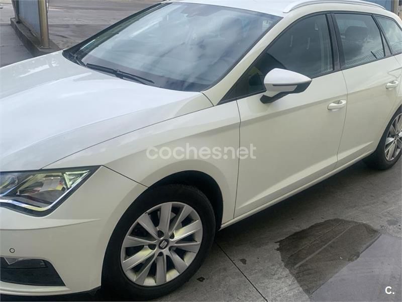 Usado Seat Leon Style 130 CV (95 kW) 2019 Blanco Familiar