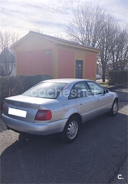 Usado Audi A4 125 CV (91 kW) 1998 Gris / plata Berlina