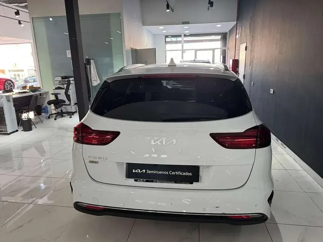 Usado Kia Ceed Style 101 CV (74 kW) 2025 Blanco Utilitario