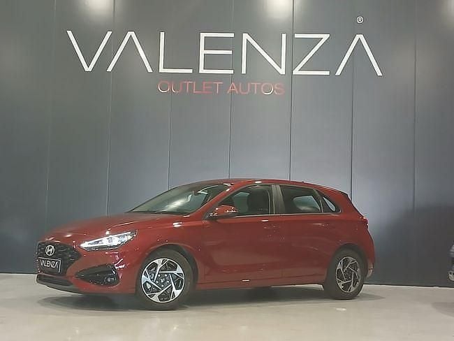 Usado Hyundai i30 100 CV (73 kW) 2024 Rojo Utilitario