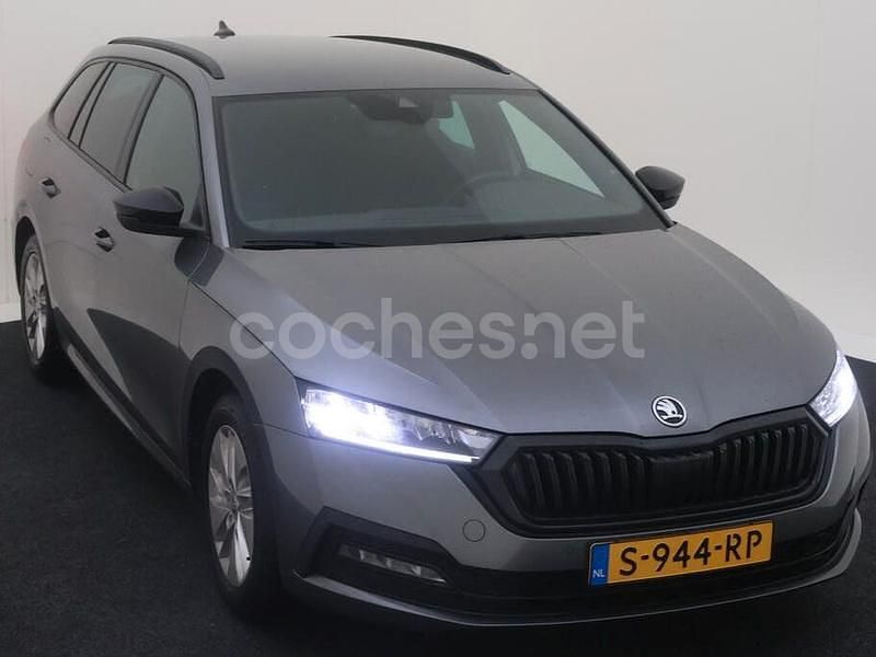 Gris / plata Usado 2023 Skoda Octavia Ambition Familiar | 14.999 € (Precio justo) - Imagen 1/4