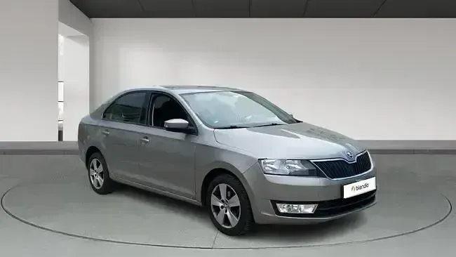 Usado Skoda Rapid Active 90 CV (66 kW) 2017 Marrón Utilitario