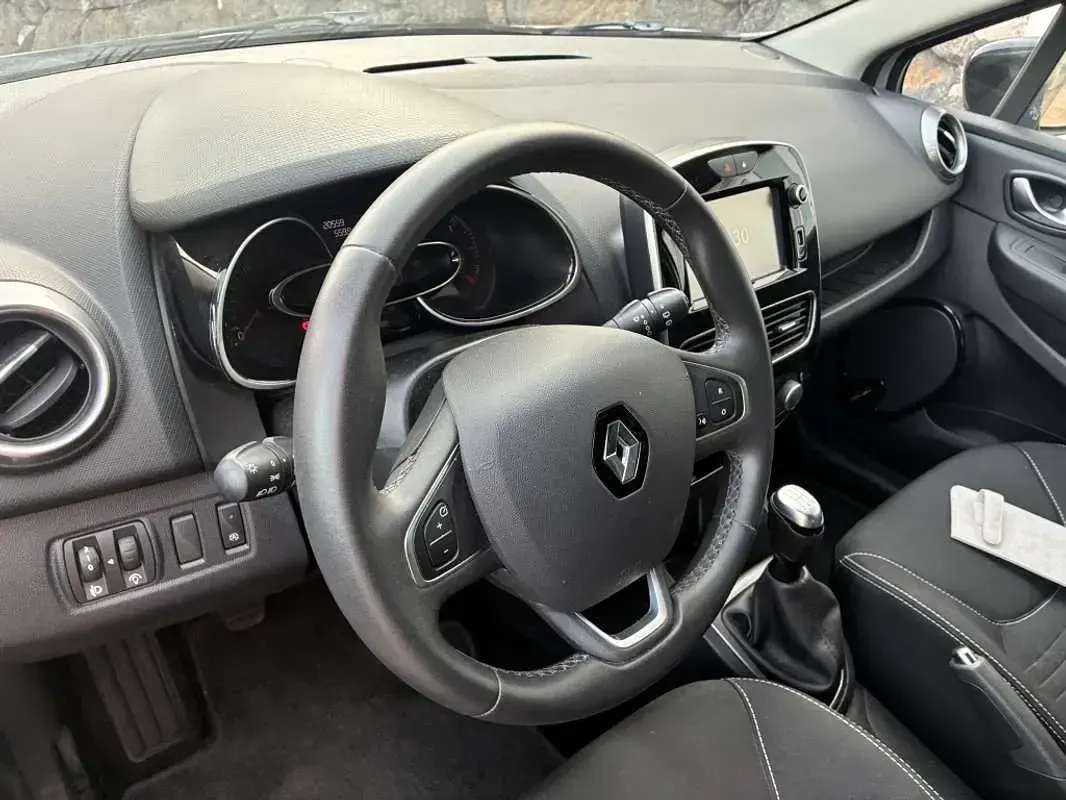 Usado Renault Clio LIMITED 90 CV (66 kW) 2019 Plateado Utilitario