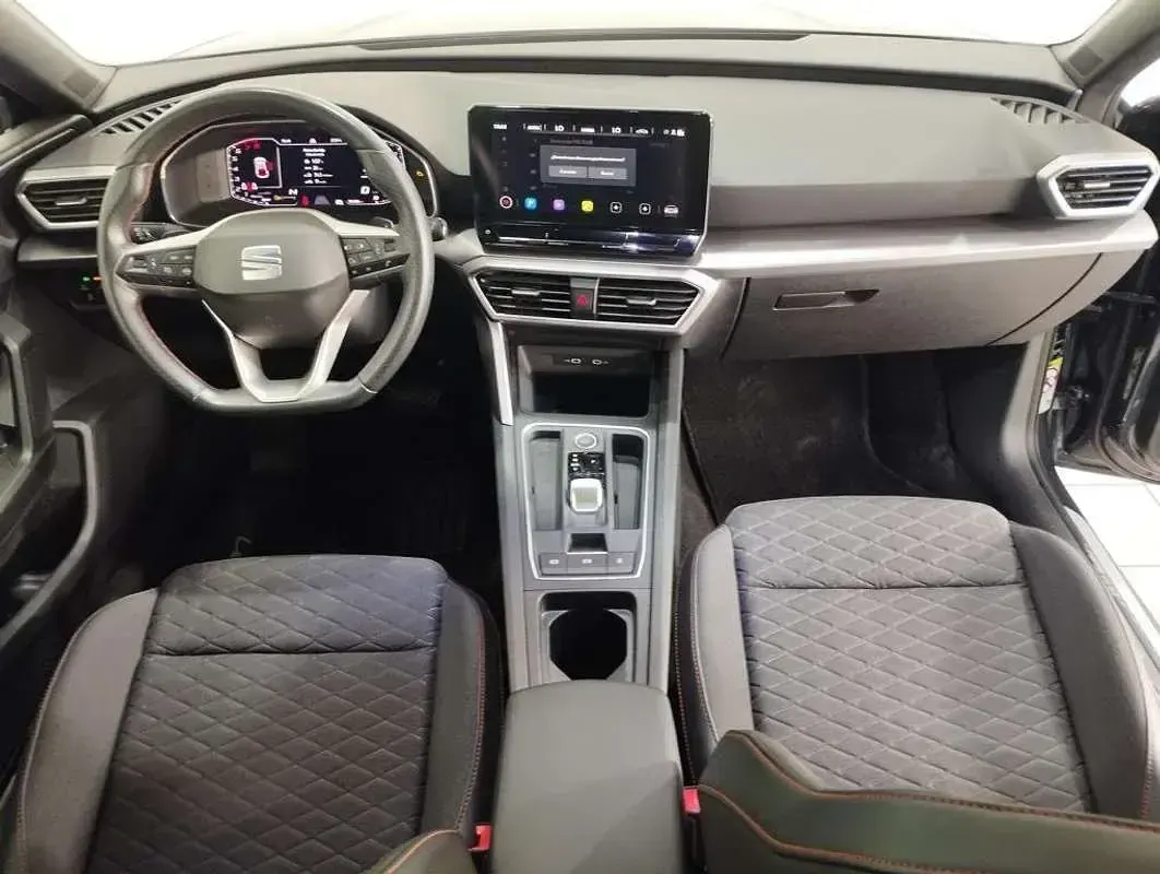 Usado Seat Leon FR 110 CV (80 kW) 2022 Gris Utilitario
