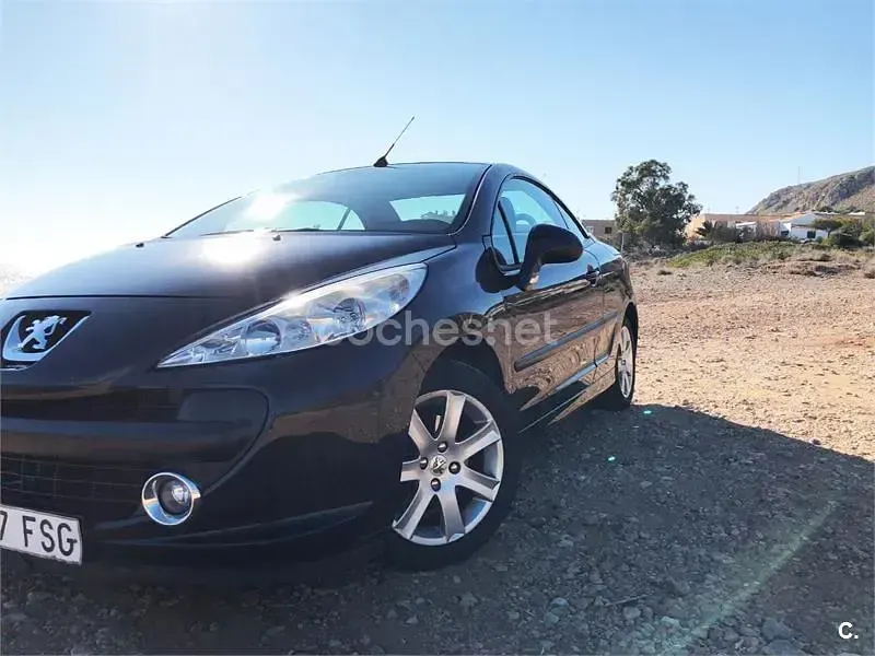 Usado Peugeot 207 CC 110 CV (80 kW) 2007 Negro Descapotable