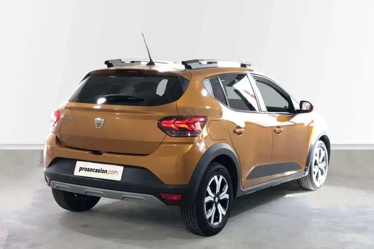 Usado Dacia Sandero Comfort 101 CV (74 kW) 2021 Naranja Utilitario