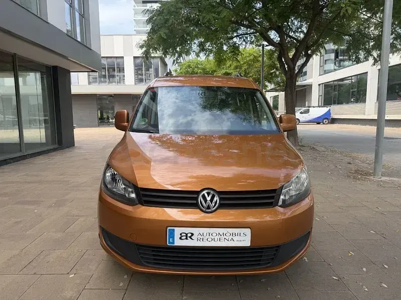 Usado VW Caddy Comfortline 105 CV (77 kW) 2013 Naranja Monovolumen