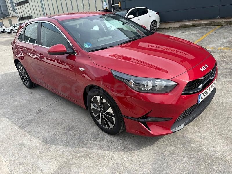 Usado Kia Ceed 100 CV (73 kW) 2025 Granate Utilitario