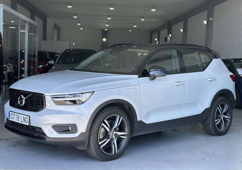 Gris Usado 2021 Volvo XC40 R-Design SUV | 30.380 € (Un poco caro) - Imagen 1/4