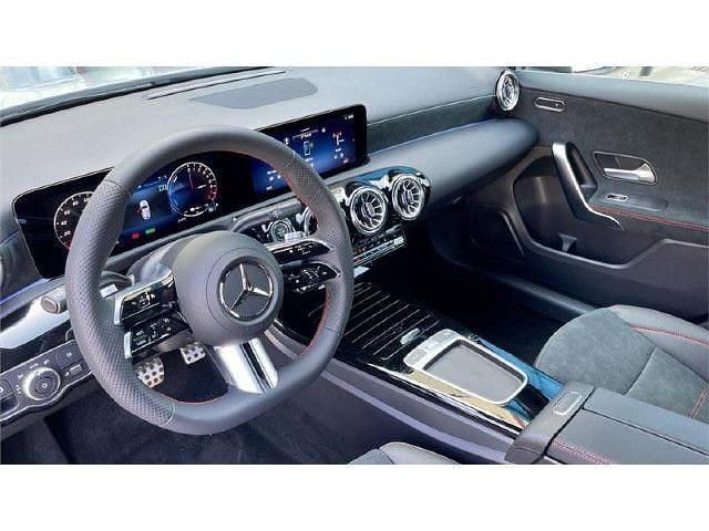 Usado Mercedes A180 AMG line 136 CV (100 kW) 2025 Plata hightech
