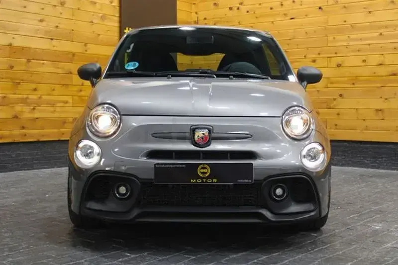 Usado Abarth 695 180 CV (132 kW) 2023 Gris / plata Utilitario