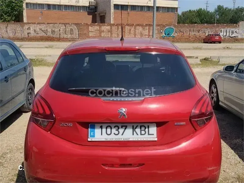 Usado Peugeot 208 Style 82 CV (60 kW) 2017 Rojo Utilitario