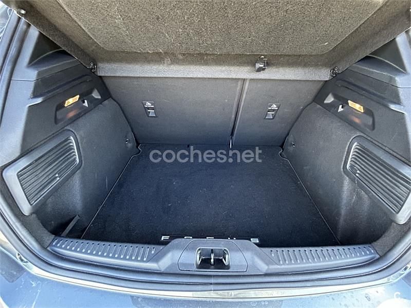 Usado Ford Focus ST-Line 120 CV (88 kW) 2018 Gris / plata Berlina