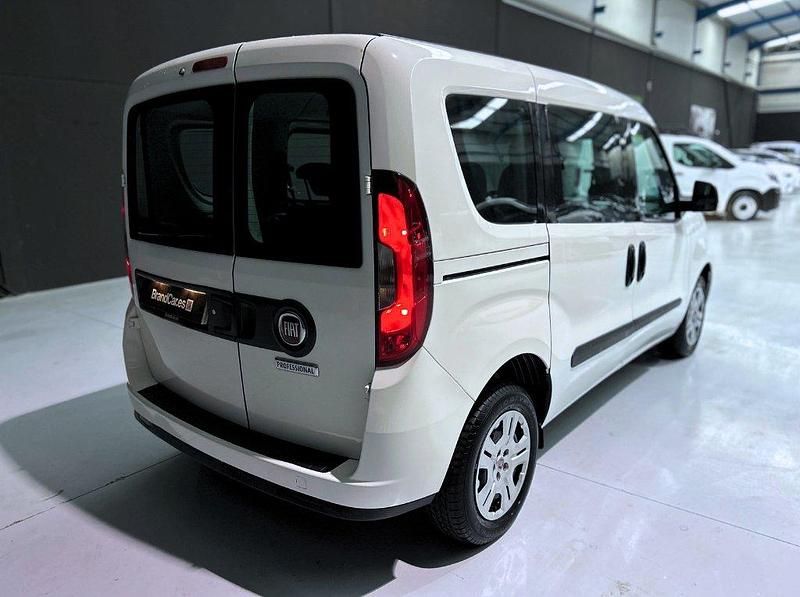 Usado Fiat Doblò Easy 105 CV (77 kW) 2022 Blanco Monovolumen