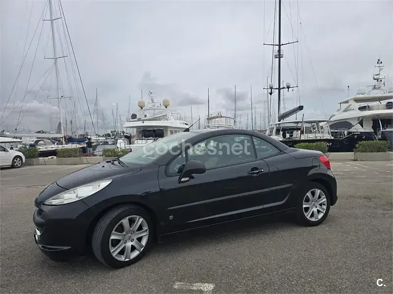 Usado Peugeot 207 CC 110 CV (80 kW) 2009 Negro Descapotable