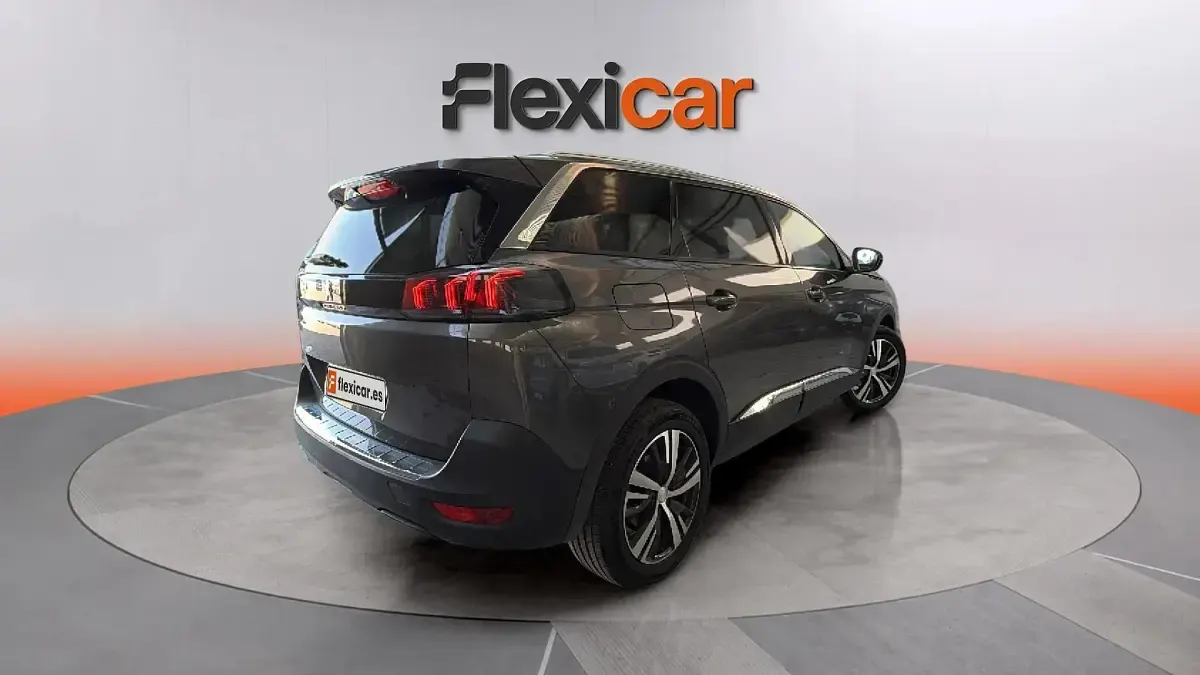 Usado Peugeot 5008 Allure 131 CV (96 kW) 2024 Gris SUV