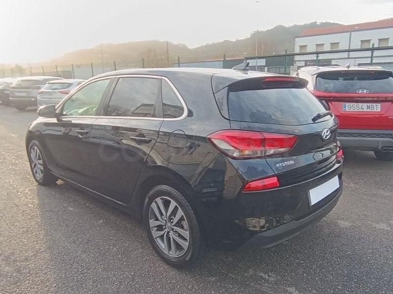 Usado Hyundai i30 110 CV (80 kW) 2018 Negro Berlina