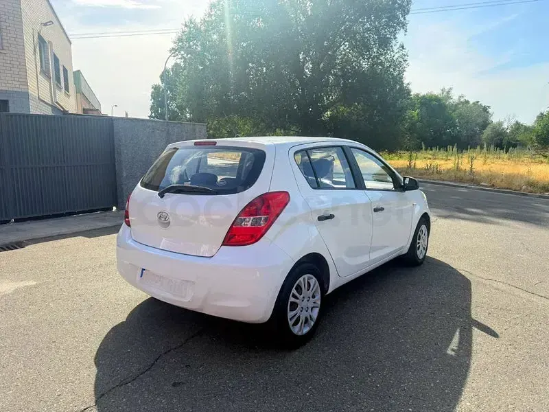 Usado Hyundai i20 Comfort 100 CV (73 kW) 2010 Blanco Utilitario