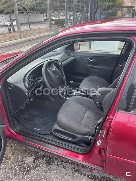 Usado Ford Mondeo Ambiente 115 CV (84 kW) 2000 Rojo Berlina