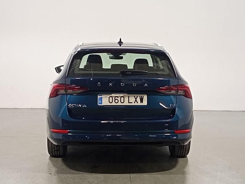 Usado Skoda Octavia Ambition 204 CV (150 kW) 2022 Azul Familiar