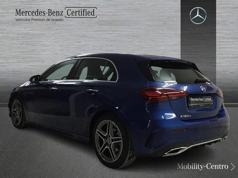 Usado Mercedes A180 AMG line 116 CV (85 kW) 2024 Azul espectra Utilitario