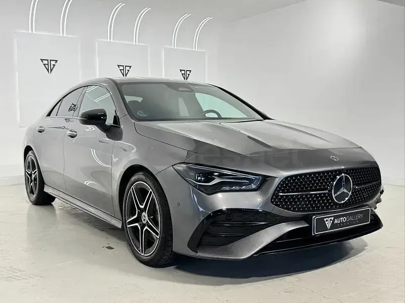 Usado Mercedes CLA200 163 CV (119 kW) 2024 Gris / plata Berlina