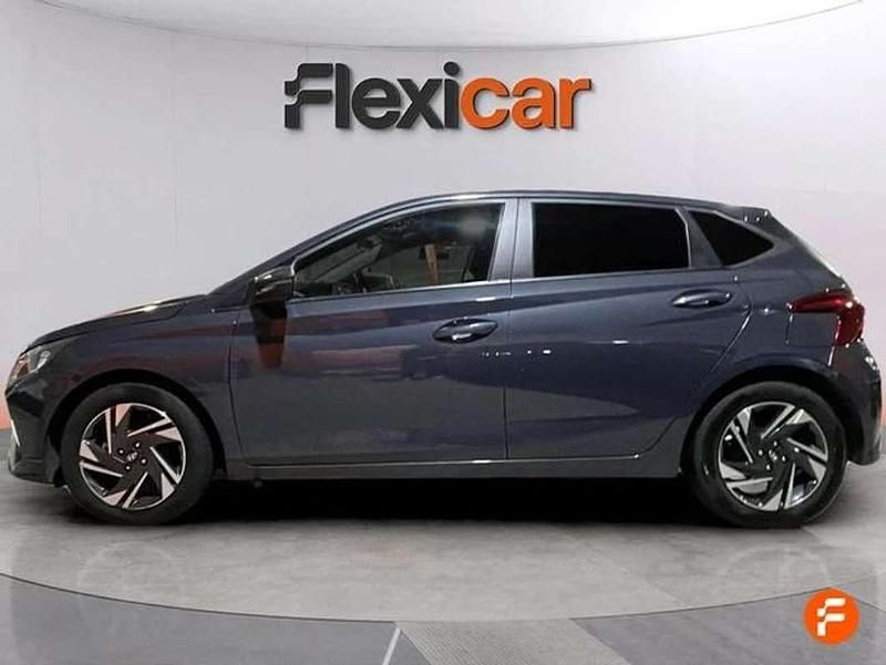 Usado Hyundai i20 101 CV (74 kW) 2023 Gris Utilitario