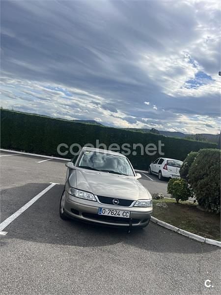 Usado Opel Vectra 100 CV (73 kW) 1999 Beige Berlina