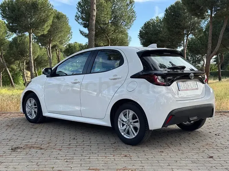 Usado Toyota Yaris Hybrid Active 116 CV (85 kW) 2022 Blanco Berlina