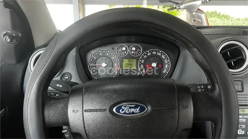 Usado Ford Fiesta Ambiente 70 CV (51 kW) 2006 Gris / plata Utilitario