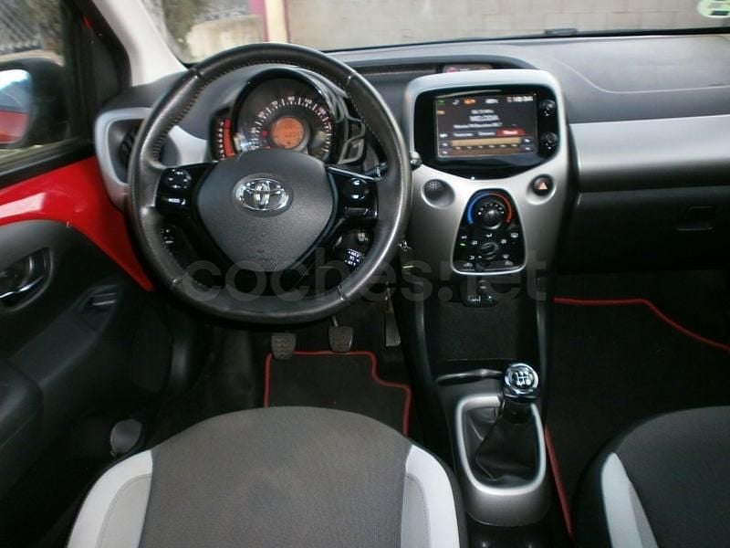 Usado Toyota Aygo X-play 69 CV (50 kW) 2016 Rojo Utilitario