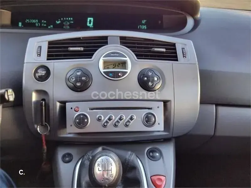 Usado Renault Scenic E-Tech Dynamique 105 CV (77 kW) 2006 Negro Monovolumen