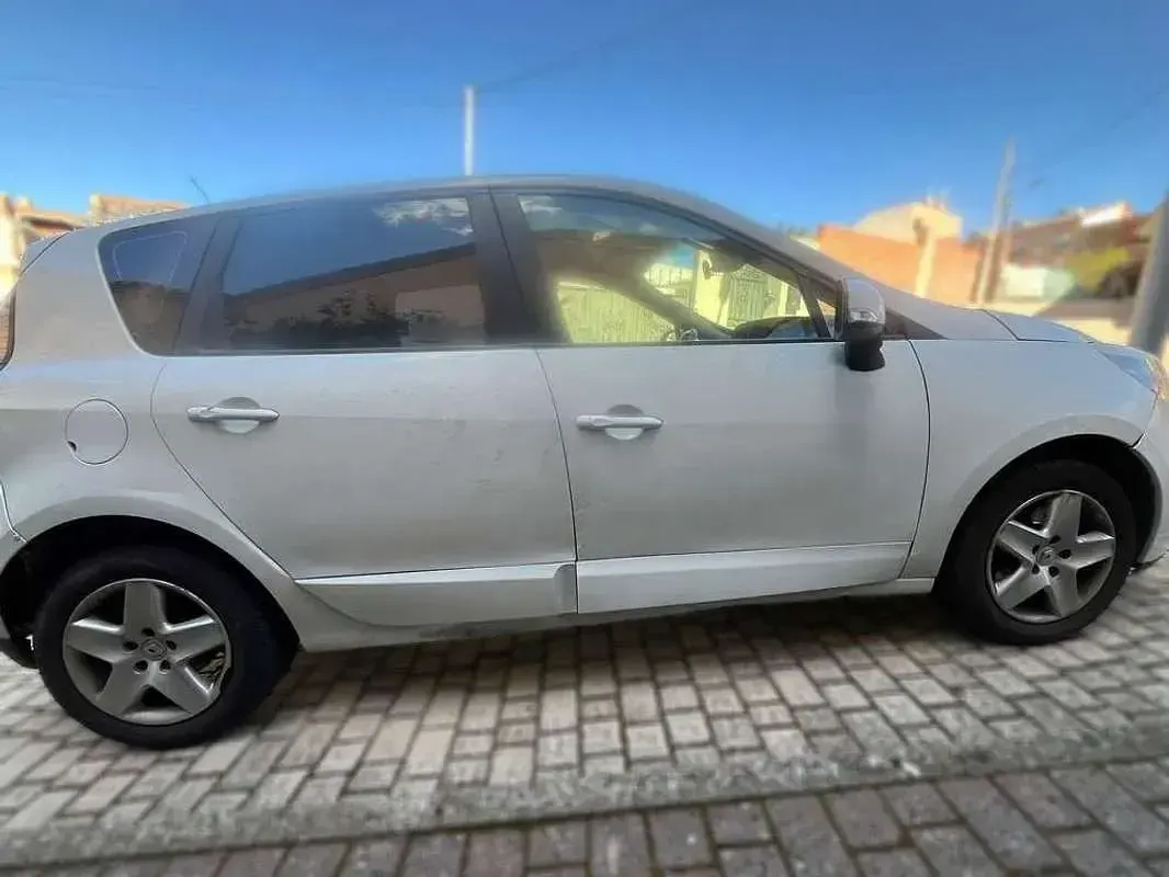 Usado Renault Scénic III Authentique 116 CV (85 kW) 2015 Blanco Monovolumen