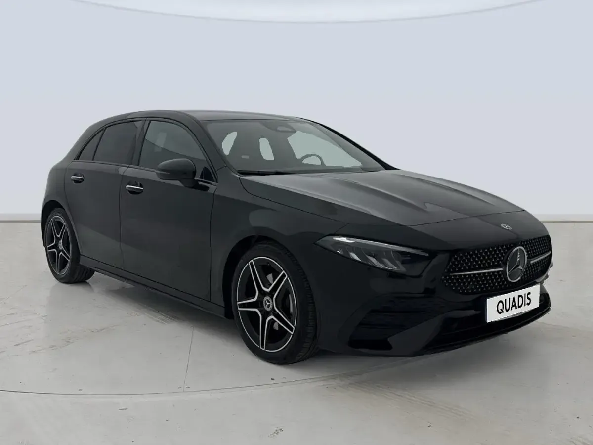 Usado Mercedes A180 AMG line 116 CV (85 kW) 2025 Negro Berlina