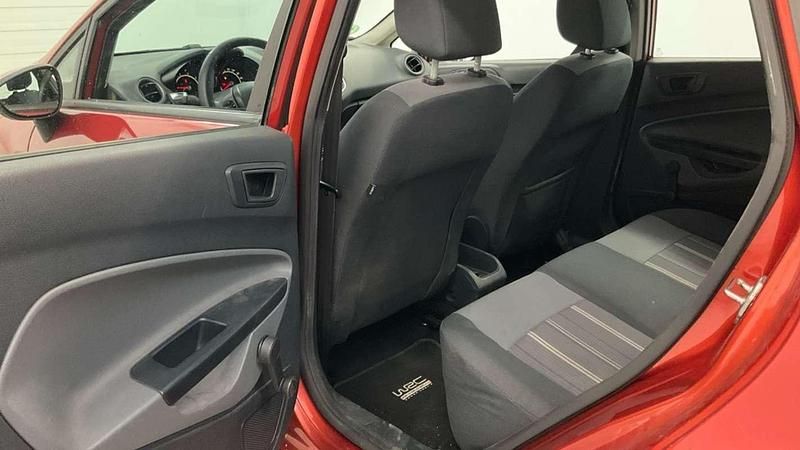 Usado Ford Fiesta Trend 82 CV (60 kW) 2010 Rojo Utilitario