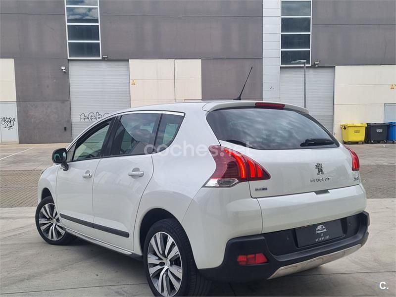 Usado Peugeot 3008 Allure 120 CV (88 kW) 2015 Blanco Berlina