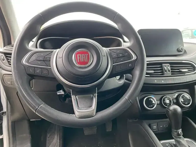 Usado Fiat Tipo Cross 130 CV (95 kW) 2022 Gris / plata Familiar