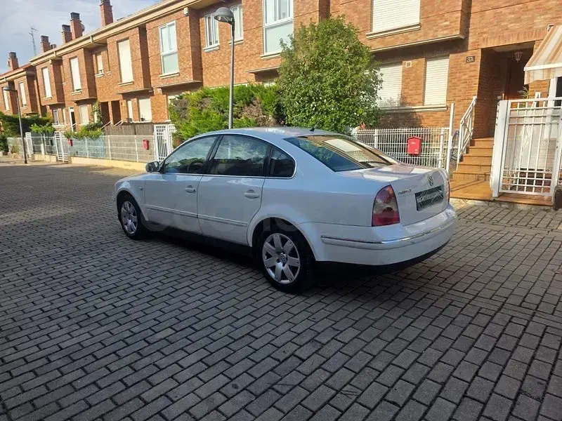 Usado VW Passat Comfortline 130 CV (95 kW) 2002 Blanco Berlina