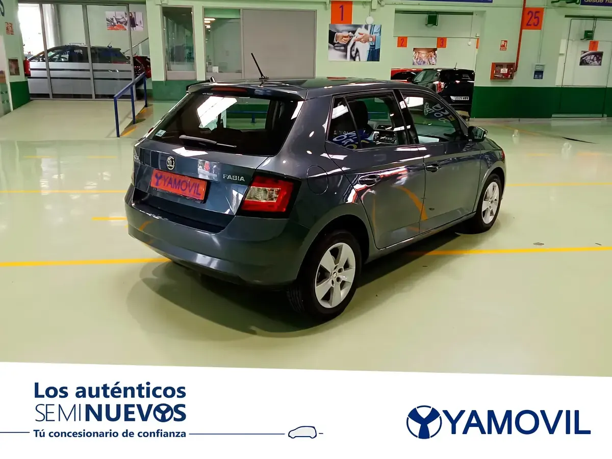 Usado Skoda Fabia 95 CV (69 kW) 2018 Gris Berlina