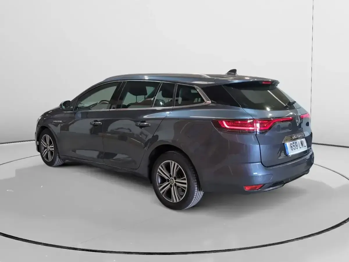 Usado Renault Mégane II Zen 115 CV (84 kW) 2022 Gris Berlina