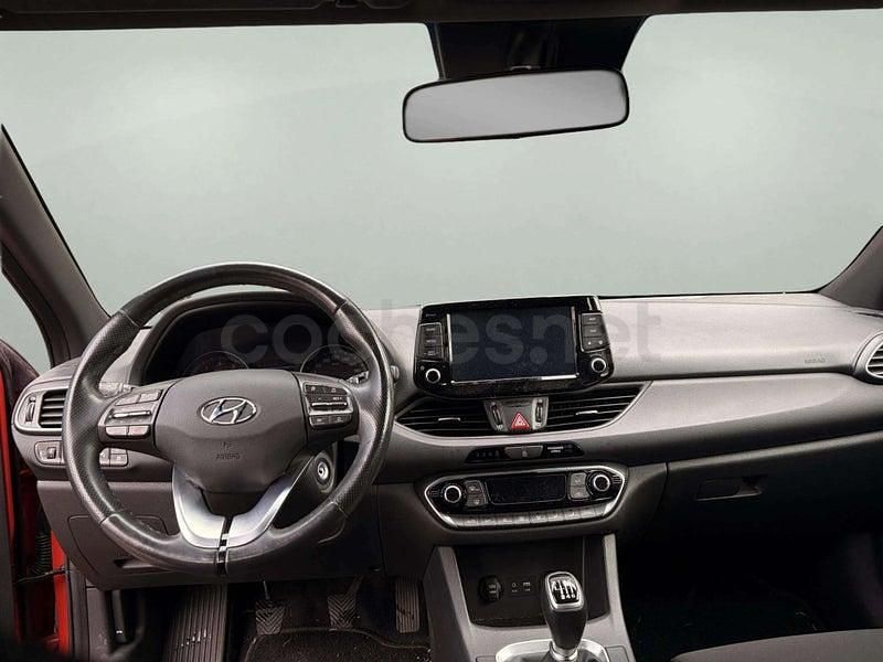 Usado Hyundai i30 120 CV (88 kW) 2018 Rojo Berlina