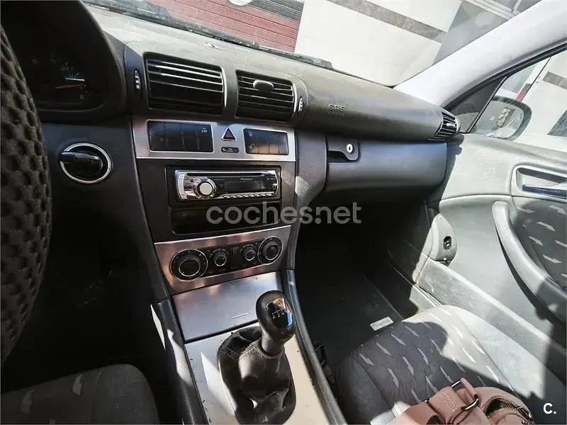 Usado Mercedes C220 143 CV (105 kW) 2003 Negro Berlina
