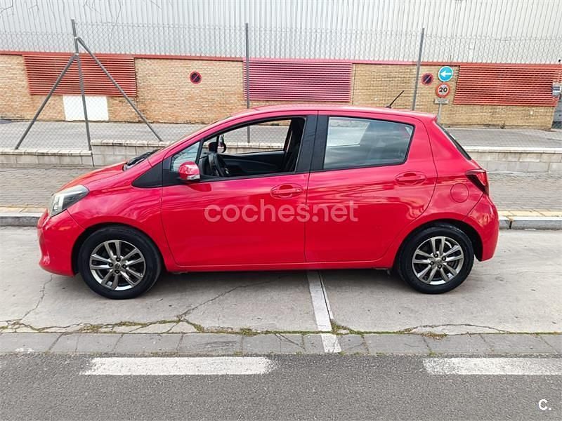 Usado Toyota Yaris Active 69 CV (50 kW) 2016 Rojo Berlina