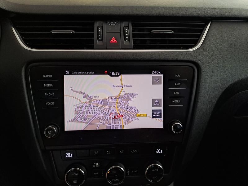 Usado Skoda Octavia 120 CV (88 kW) 2019 Gris plata Familiar