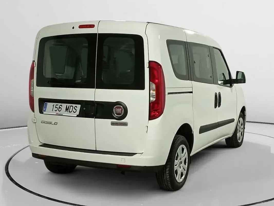 Usado Fiat Doblò Feel 102 CV (75 kW) 2023 Blanco Monovolumen