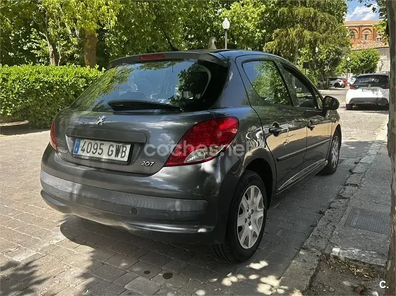 Usado Peugeot 207 70 CV (51 kW) 2010 Gris / plata Berlina