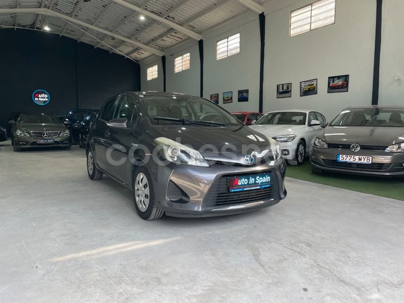 Gris / plata Usado 2013 Toyota Yaris Hybrid Active Berlina | 12.600 € (Precio justo) - Imagen 1/4