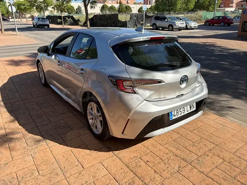 Usado Toyota Corolla Active 122 CV (89 kW) 2022 Gris / plata Berlina